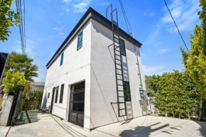 Scandinavian 2BR, 2Bath Townhome, Pet & Kid Friendly, Free Parking, 10min to Venice Beach!